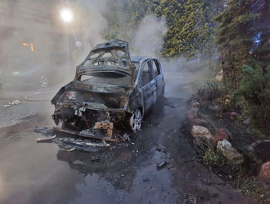 Nocny pożar auta w Józefowie. Rodzina dziękuje za ocalenie domu
