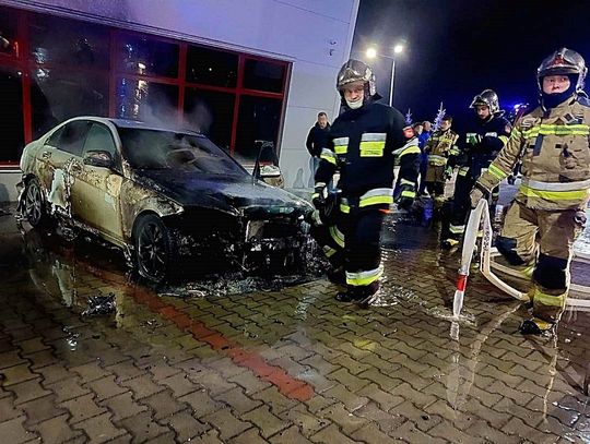 [FOTO] Nocny pożar mercedesa. Z ogniem walczyli świadkowie i straż pożarna