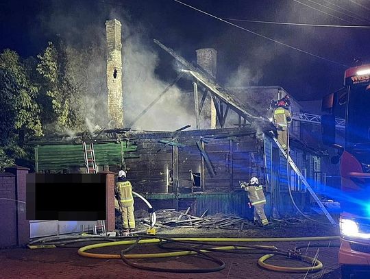 Nocny pożar starego drewniaka w Karczewie Nocny pożar starego drewniaka w Karczewie