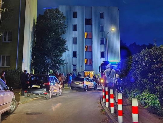 Nocny pożar w bloku przy Batorego. Szybka akcja strażaków [FOTO]