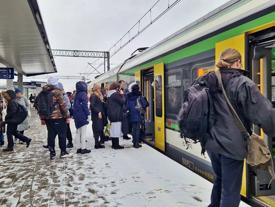 Nowa linia zastępcza ZS1 Otwock-Wawer. Utrudnienia w marcu i kwietniu. Co z biletami? Nasz raport Nowa linia zastępcza ZS1 Otwock-Wawer. Utrudnienia w marcu i kwietniu. Co z biletami? Nasz raport