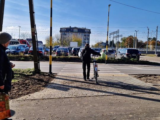 Nowe pasy dla pieszych i ścieżka rowerowa przy PKP Otwock [FOTO]