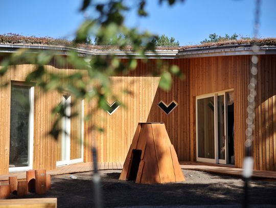 Nowe przedszkole wśród drzew! To miejsce pokochają dzieci! [FOTO]