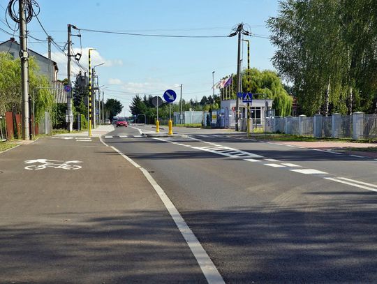 Nowiutka droga przez wieś do trasy S17