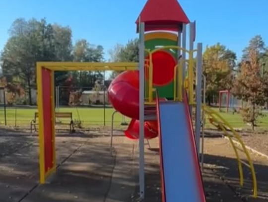 Nowy plac zabaw w Ostrowie na finiszu Nowy plac zabaw w Ostrowie na finiszu