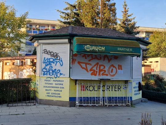 Od prasy, słodyczy, biletów i kart kolekcjonerskich po drobiazgi. Kończy się era kiosków Ruchu