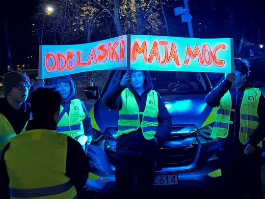 Odblaski mają moc! Wieczorna akcja uczniów „Jedynki” w Józefowie Odblaski mają moc! Wieczorna akcja uczniów „Jedynki” w Józefowie