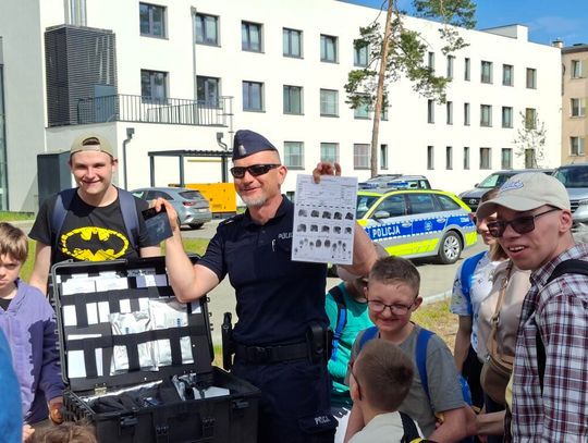 Odciski palców, policyjny pies i strzelnica. Uczniowie odwiedzili otwocką komendę Odciski palców, policyjny pies i strzelnica. Uczniowie odwiedzili otwocką komendę