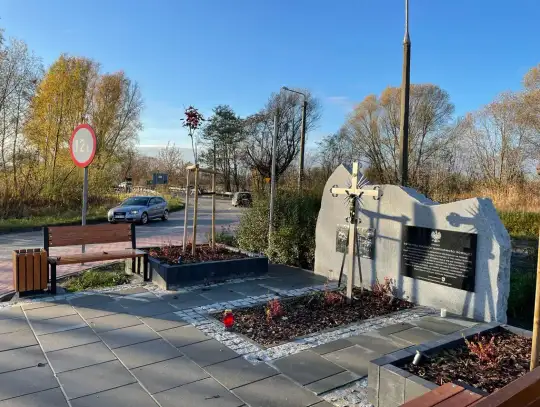 Odsłonięcie pomnika ofiar zbrodni z 1943 roku w Karczewie