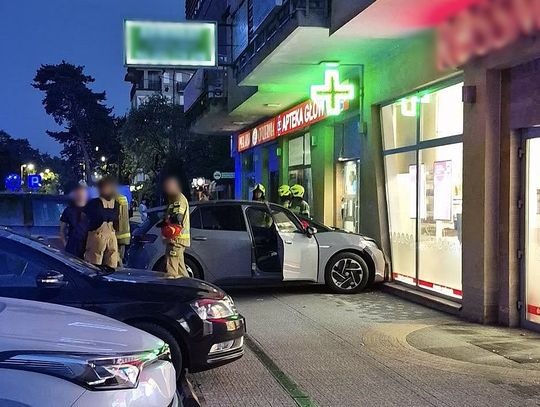 Osobówka uderzyła w budynek przy aptece. Co się stało?