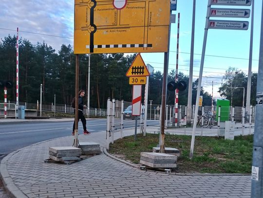 Otwocki kwiatek drogowy. Kierowcy dostali informację o objeździe, piesi przeszkodę