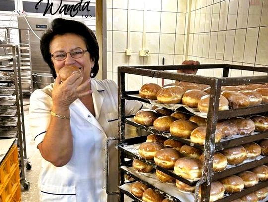 Pączkowy szał w Otwocku! W „Piekarni Wanda” od świtu smażą się pączki [FOTO]