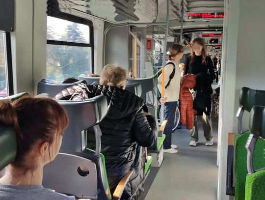 Pobity za obronę kobiety w pociągu! Poszukiwani świadkowie zdarzenia na trasie Warszawa-Celestynów