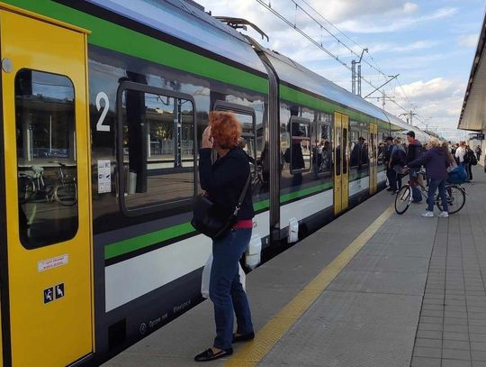 Pociąg przyjedzie, czy nie? Czy ominie Radość, Michalin albo Świder? Pasażerowie tracą cierpliwość