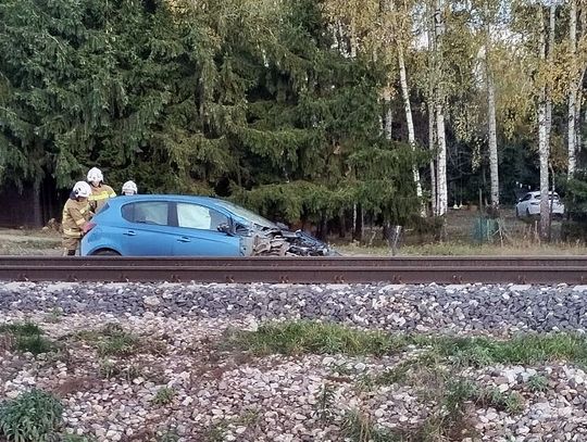 Pociąg uderzył w auto, którym jechała kobieta z dziećmi