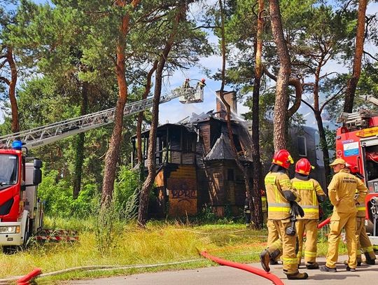 Podpalenie czy przypadkowy pożar? Spłonął kolejny drewniak w Józefowie [FOTO]