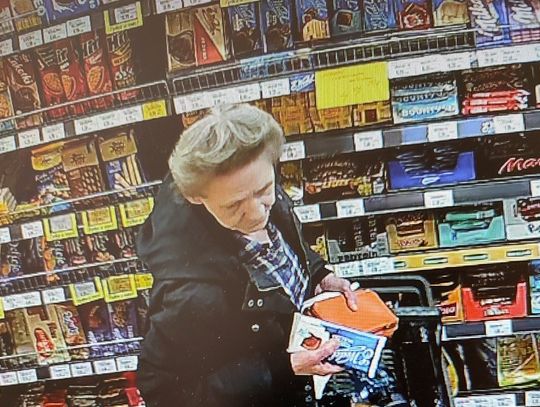 Policjanci poszukują kobiety z nagrania. Rozpoznajesz ją?