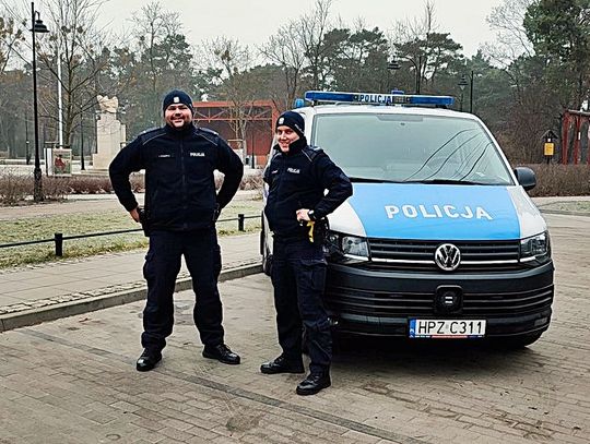 Policjanci uratowali kobietę z płonącego budynku