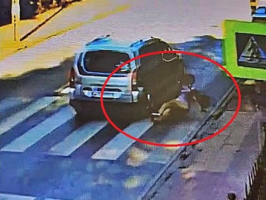 Potrącenie przy kościele. Kierowca uciekł