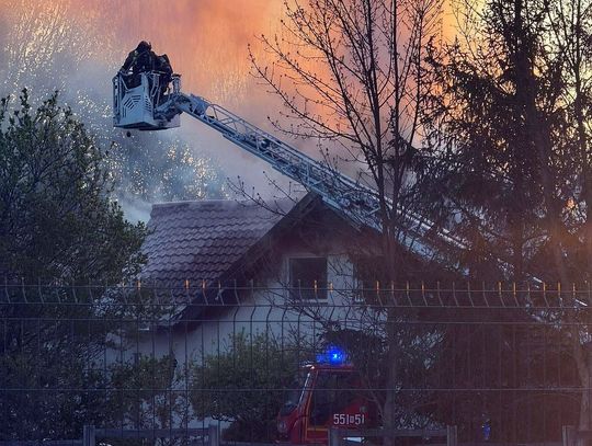 Pożar domu pod Karczewem. Interweniowało kilka jednostek straży