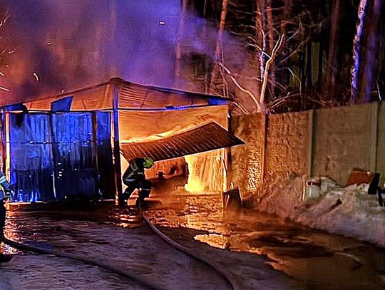 Pożar maszyny produkcyjnej i garażu z autami. Dwie akcje strażaków