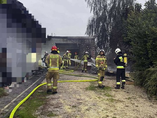 Pożar przyczepy kempingowej i domu jednorodzinnego. Jedna osoba poszkodowana Pożar przyczepy kempingowej i domu jednorodzinnego. Jedna osoba poszkodowana
