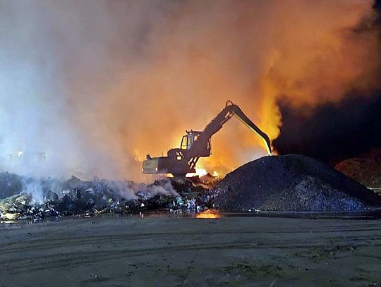 Pilne! Pożar odpadów w Woli Duckiej. Nad okolicą gęsty dym [FOTO]