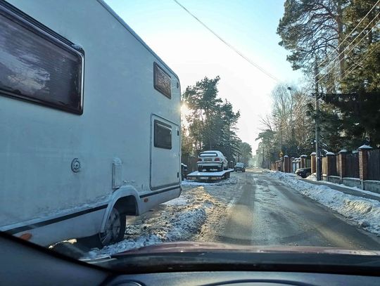 Prywatny parking na miejskiej drodze? Co dzieje się na Leśnej i co na to urzędnicy?