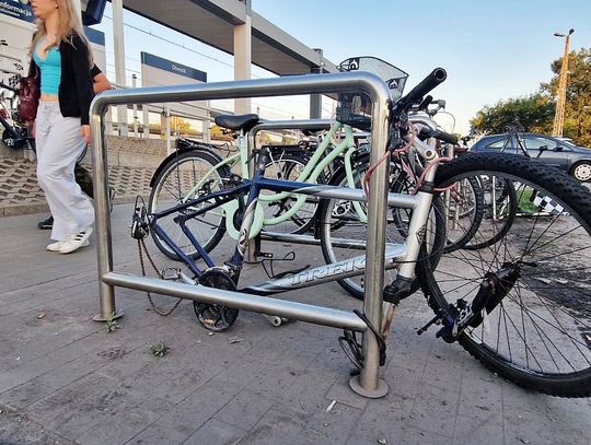 Przy PKP Otwock kradną rowery po kawałku. Czy przy stojakach powinny być kamery?