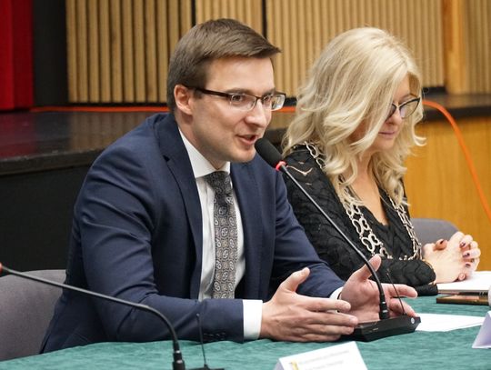 Rada Powiatu zdecydowała, że otwocki starosta zarabia za mało. Ile teraz będzie zarabiał?