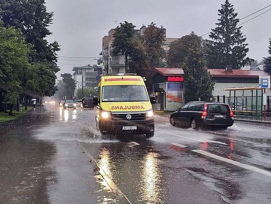 Ratownicy przyjechali pomóc mężczyźnie, a ten uszkodził karetkę pogotowia