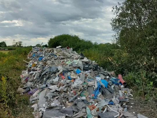 Rok po nielegalnym wysypisku sprawcy wrócili, żeby posprzątać
