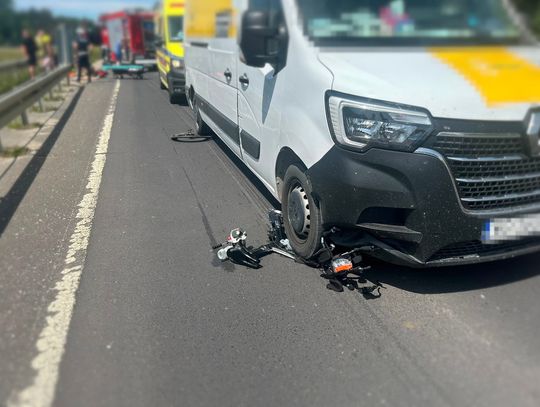Rower wciągnęło pod koła dostawczaka