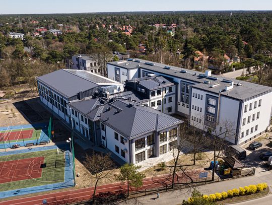 Rozbudowa szkoły w Józefowie. Nowa hala, przedszkole i nowoczesne przestrzenie dla uczniów [FOTO]