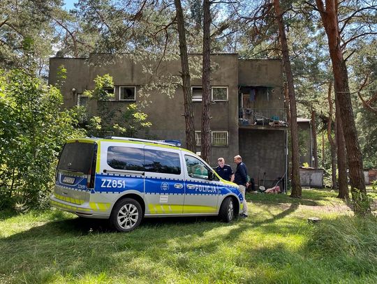 Runęła część dachu budynku mieszkalnego. W środku makabryczne odkrycie