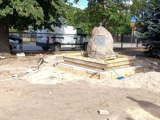 Ruszył remont pomnika przy Szkole Podstawowej w Warszawicach