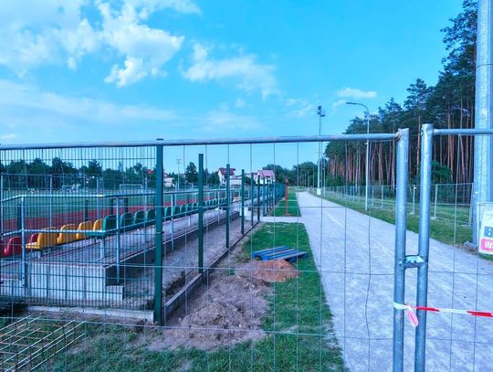 Ruszyła budowa zadaszenia trybun na stadionie w Kołbieli