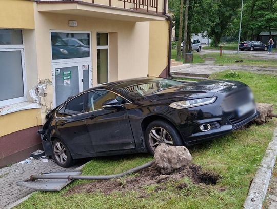 Samochód staranował małżeństwo na terenie szpitala [FOTO]