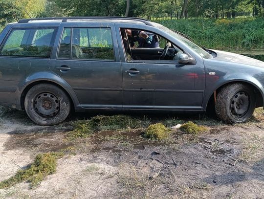 Samochód w jeziorze - policja bada okoliczności