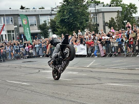 Spalą gumę w centrum. Emocjonujące motocyklowe show w Otwocku