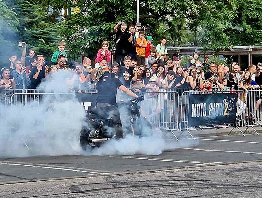 Spektakularne palenie gumy w Otwocku. Motocyklowe show [FOTO, FILM]