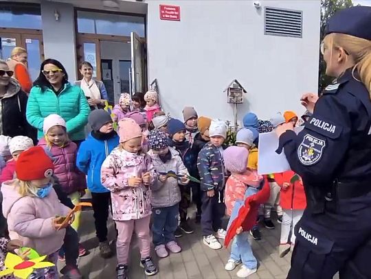 Spotkanie przedszkolaków z policjantami i psem służbowym Nico