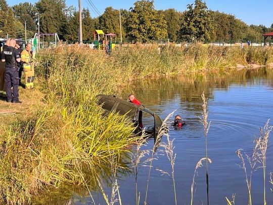 Strażacy wyłowili samochód z jeziora. Tajemnicza sprawa znad Moczydła [FOTO]