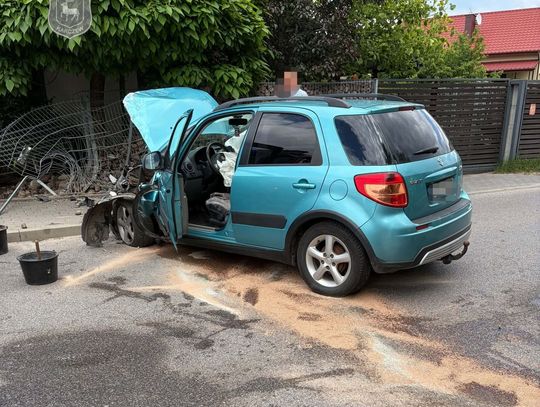 Suzuki wbiło się w ogrodzenie w Otwocku