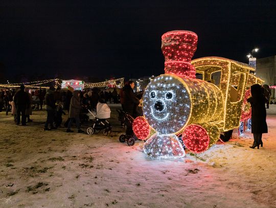 Świąteczny jarmark, karuzela i iluminacje w centrum Otwocka. Ile kosztowały dekoracje? [FOTO]