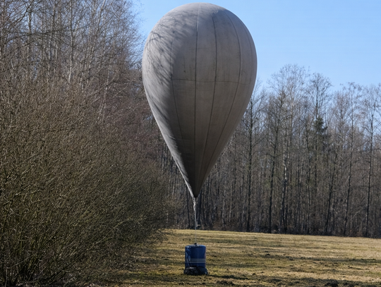 Tajemniczy balon na skraju lasu. Interwencja służb w powiecie otwockim Tajemniczy balon na skraju lasu. Interwencja służb w powiecie otwockim