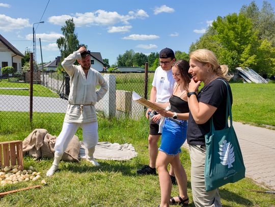 Targowisko w Kołbieli ożyło legendami w grze terenowej „Kup Pan Klechdę!” [FOTO]