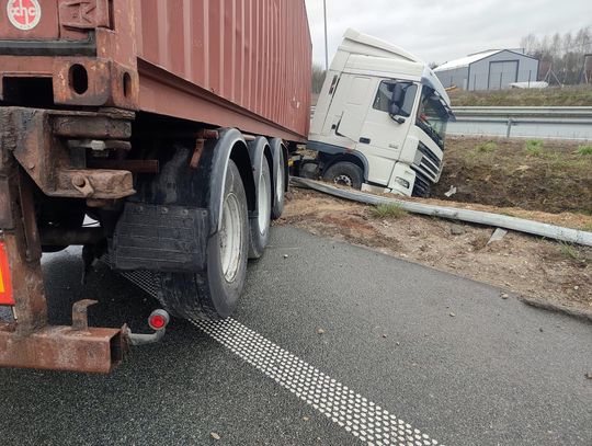 Tir uderzył w bariery na S17. Duże utrudnienia