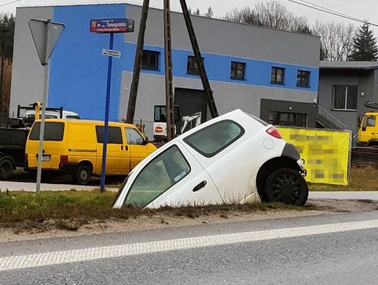 Toyota Yaris wylądowała w rowie. Interweniowali sołtys i policja [AKTUALIZACJA]