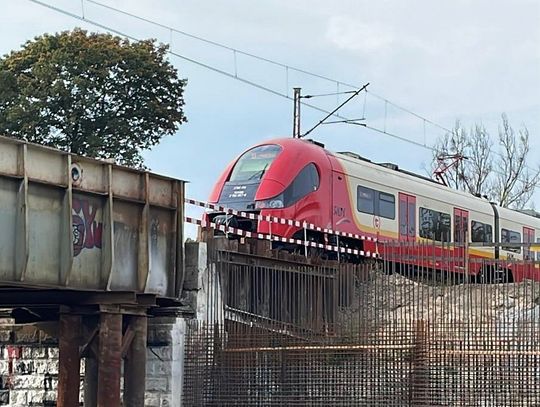 Tragedia na torach. Utrudnienia w kursowaniu SKM i KM na trasie Wawer – Otwock – Dęblin